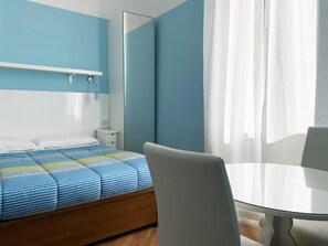 1 bedroom, free WiFi, bed sheets - Luna Rossa Guest House Blue Double room with jacuzzi (ROMA)