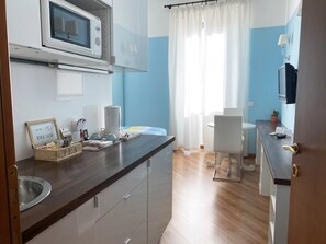 Fridge, microwave, coffee/tea maker, electric kettle - Luna Rossa Guest House Blue Double room with jacuzzi (ROMA)