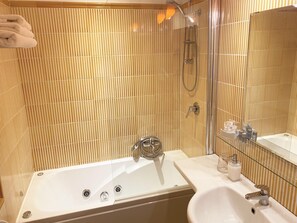 Combined shower/bathtub, jetted bath, hair dryer, bidet - Luna Rossa Guest House   Yellow Suite with Jacuzzi and garden view (ROMA)