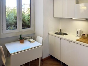 Réfrigérateur, micro-ondes, plaque de cuisson, cafetière/bouilloire