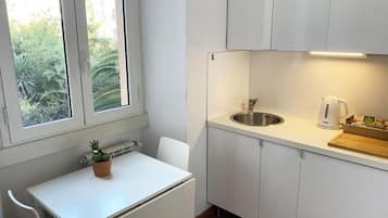 Kühlschrank, Mikrowelle, Herdplatte, Wasserkocher mit Kaffee-/Teezubehör