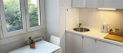 Réfrigérateur, micro-ondes, plaque de cuisson, cafetière/bouilloire