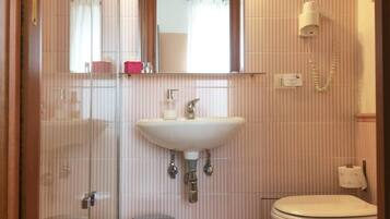 Dusche, Haartrockner, Bidet, Handtücher