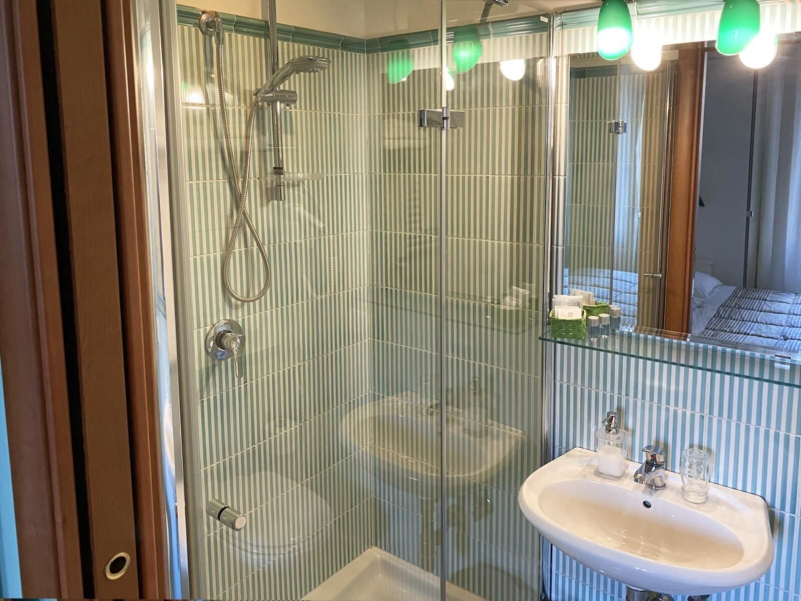 Dusche, Haartrockner, Bidet, Handtücher