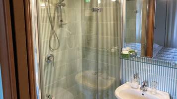 Dusche, Haartrockner, Bidet, Handtücher