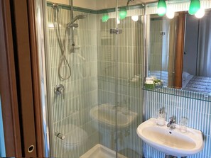 Douche, sèche-cheveux, bidet, serviettes fournies