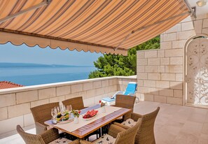 Outdoor dining - Apartments Dragica, (16592), Brela, hr (Brela)
