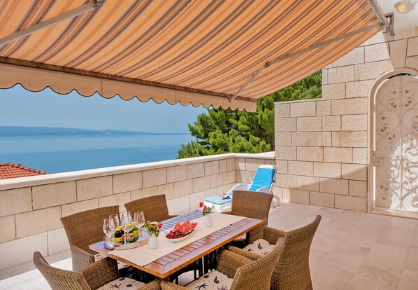 Outdoor dining - Apartments Dragica, (16592), Brela, hr (Brela)