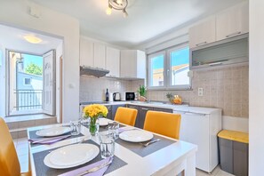 Kühlschrank, Mikrowelle, Toaster, Kochgeschirr/Geschirr/Besteck