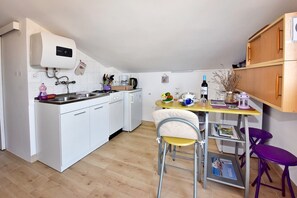 Fridge, cookware/dishes/utensils - Apartments Darko, (16601), Funtana, hr (Funtana)