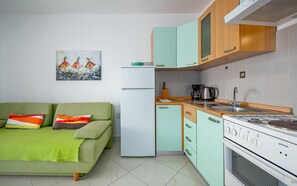 Fridge, oven, toaster, cookware/dishes/utensils - Apartments Lucijana, (16609), Rabac, hr (Rabac)