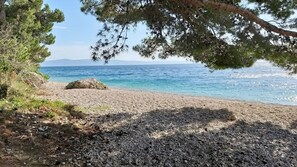 På stranden