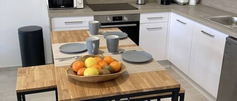 冷蔵庫、電子レンジ、オーブン、食器洗い機