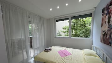 2 habitaciones, escritorio y tabla de planchar con plancha
