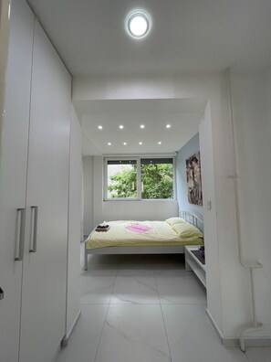 2 habitaciones, escritorio y tabla de planchar con plancha 