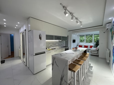 Fridge, microwave, oven, stovetop. EVAs★WorldMap★Bright★Spacious 2BR/2BA/FreeParking