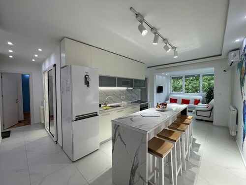 EVAs★WorldMap★Bright★Spacious 2BR/2BA/FreeParking