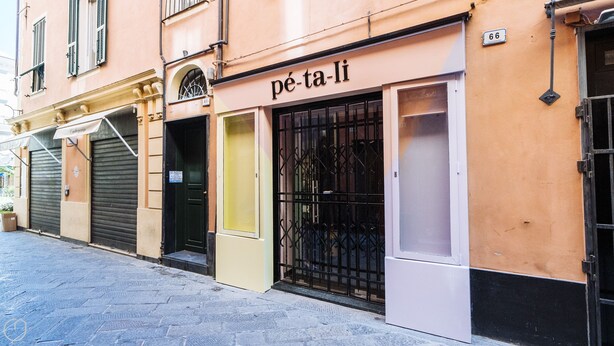 Un bâtiment dont la devanture porte l’inscription « pé-ta-li » et dont la porte est fermée par un volet.