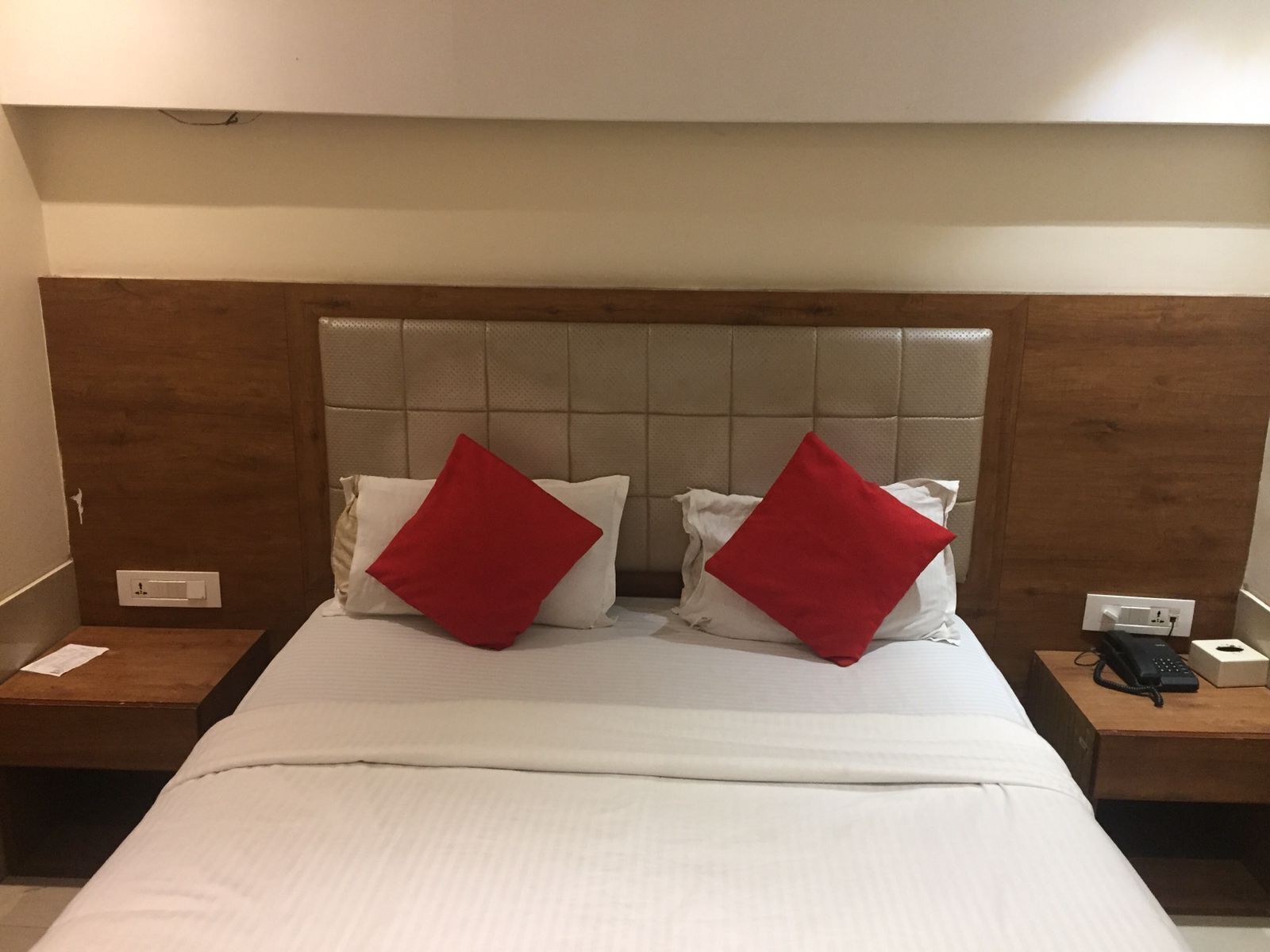 deluxe room | soundproofing, free wifi, bed sheets