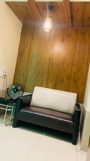 Lobby sitting area - Hotel Regal Inn (Mumbai)