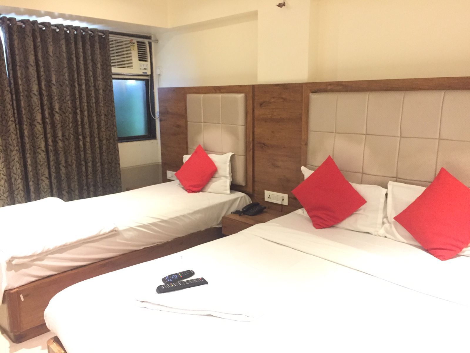 superior triple room | soundproofing, free wifi, bed sheets