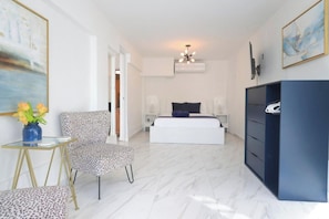 2 habitaciones, tabla de planchar con plancha, cuna de viaje y wifi