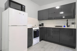 Refrigerador, microondas, placa de cocina, cafetera/tetera