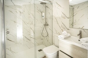 Een douche, een haardroger, handdoeken, shampoo