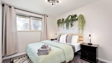3 bedrooms, desk, iron/ironing board, travel crib