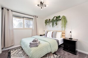 3 bedrooms, desk, iron/ironing board, travel cot