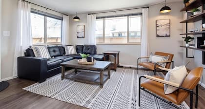 Modern Chic Retreat | Near Mtns & Red Rocks | Wifi
