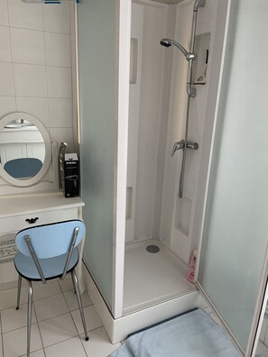 Combinazione doccia/vasca, asciugacapelli, asciugamani, sapone