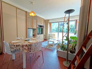 Dining - Comfortable Studio with Balcony & Ski Locker in Saint-Lary-Soulan (Saint-Lary-Soulan)