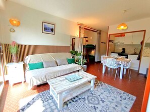 TV - Comfortable Studio with Balcony & Ski Locker in Saint-Lary-Soulan (Saint-Lary-Soulan)