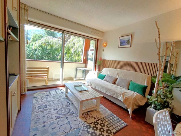 TV - Comfortable Studio with Balcony & Ski Locker in Saint-Lary-Soulan (Saint-Lary-Soulan)