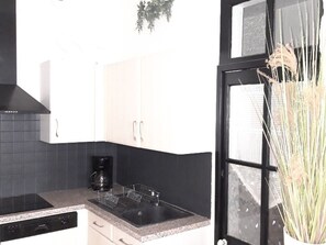 Fridge, microwave, stovetop, dishwasher - Renovated Townhouse: Prime Location, 5 Sleeps, 150m from Beach and Port (Les Sables-d'Olonne)