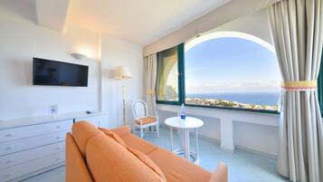 Down duvets, in-room safe, desk, blackout curtains