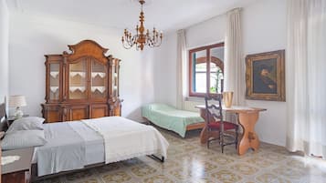 4 bedrooms, iron/ironing board, free WiFi, bed sheets