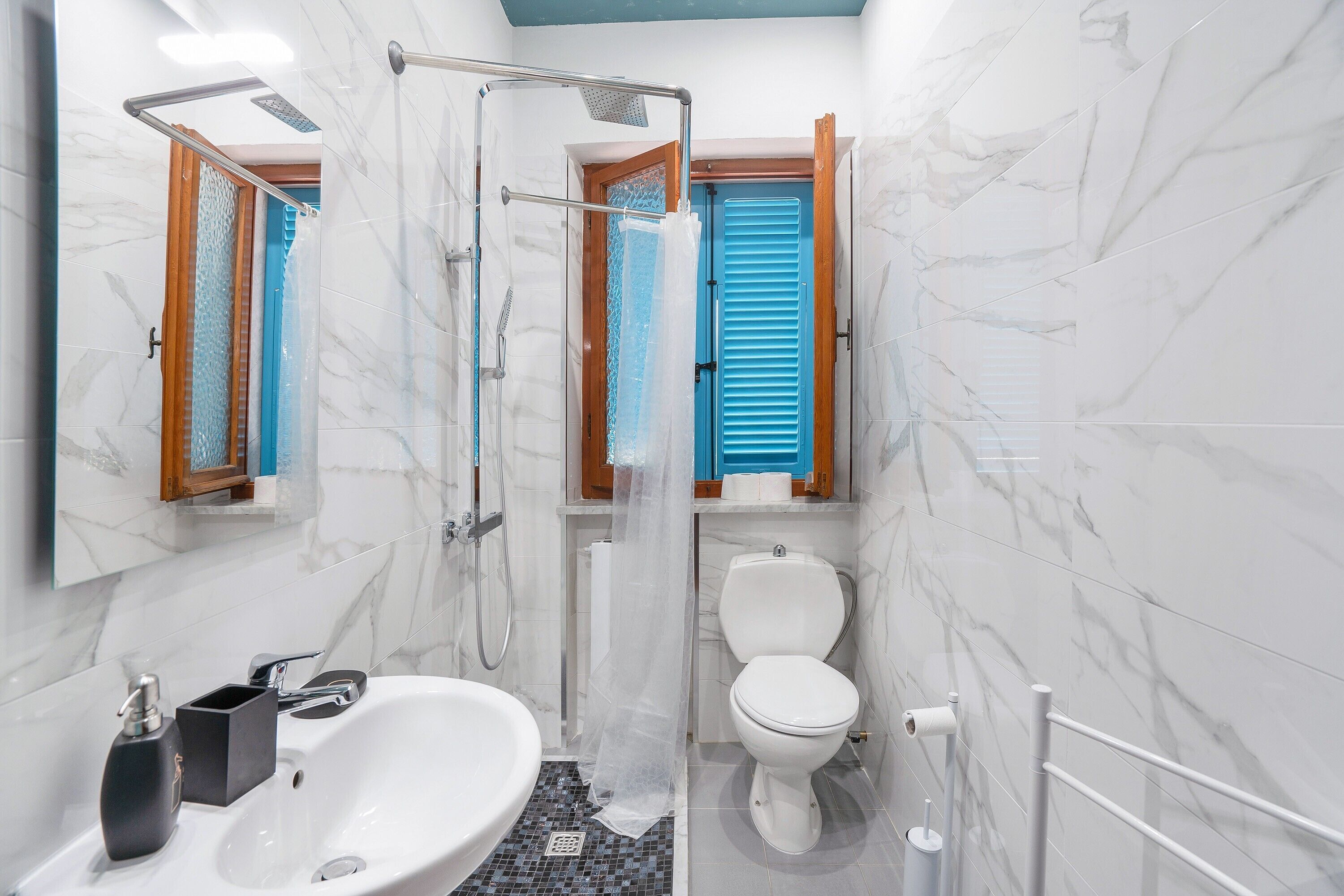 Bañera, secador de pelo, toallas