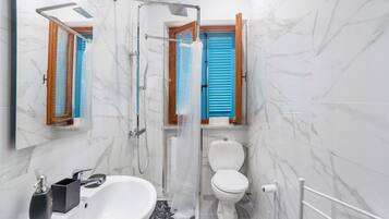 Bañera, secador de pelo, toallas