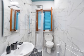 Baignoire, sĂšche-cheveux, serviettes fournies