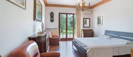 4 bedrooms, iron/ironing board, WiFi (free), bed sheets