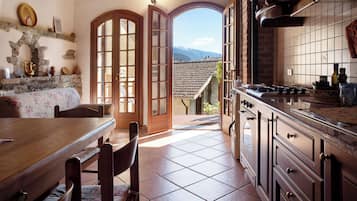 Køleskab, mikrobølgeovn, ovn, kogeplade