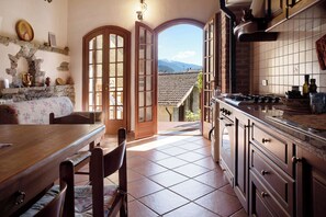 冰箱、微波炉、烤箱、炉灶