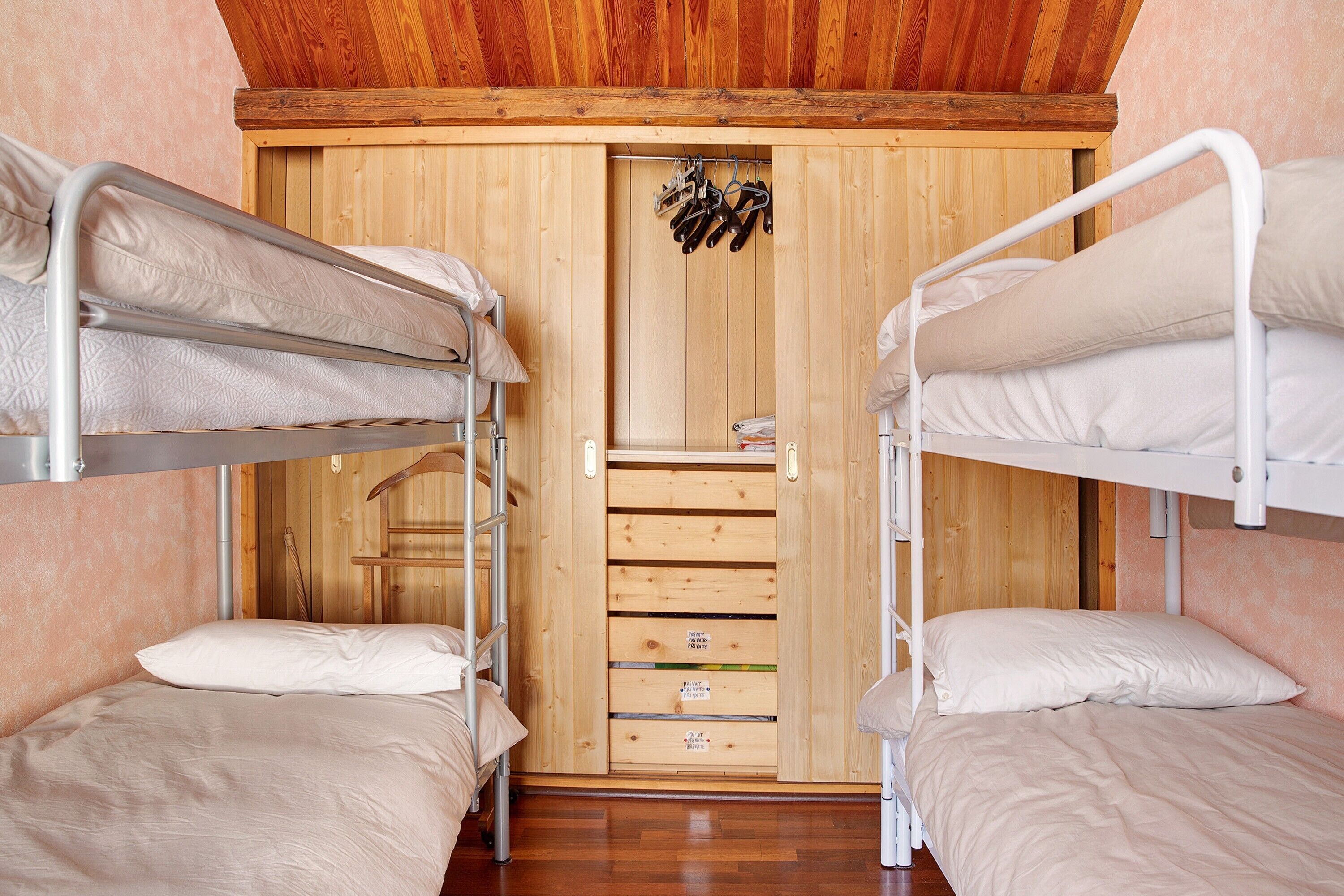 2 dormitorios, tabla de planchar con plancha, wifi gratis y ropa de cama