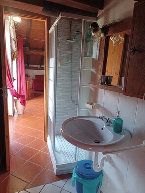 Douche, sèche-cheveux, serviettes fournies