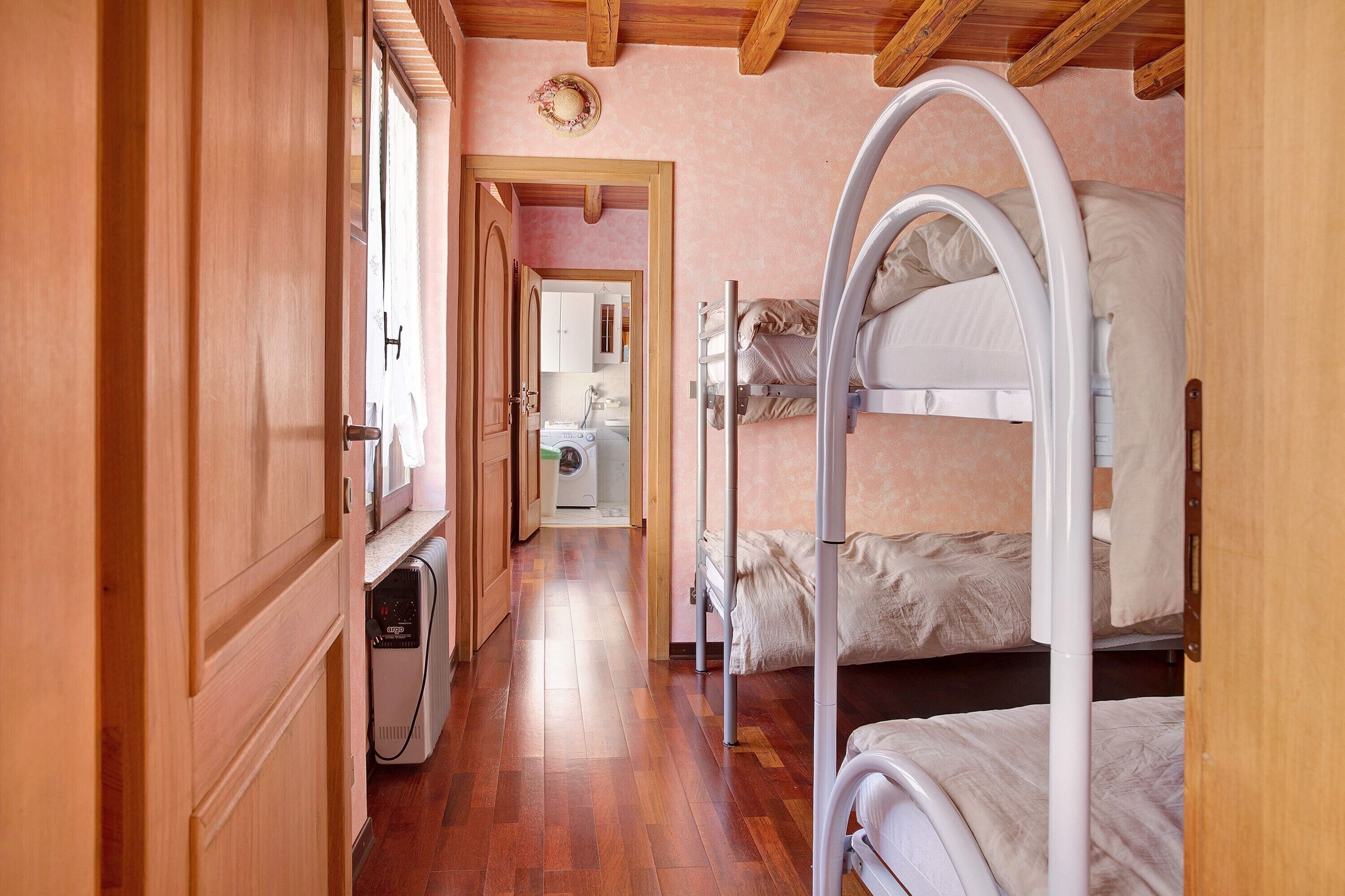 2 habitaciones, tabla de planchar con plancha y wifi gratis 