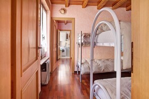 2 chambres, fer et planche à repasser, Wi-Fi gratuit, draps fournis