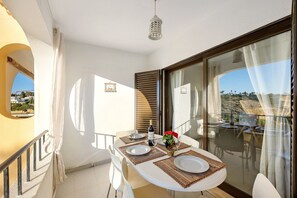 Outdoor dining - Apartment 'Mar-Colina-Sol' with Sea View, Beach Access, Terrace & Wi-Fi (Carvoeiro)