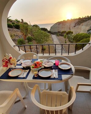 Outdoor dining - Apartment 'Mar-Colina-Sol' with Sea View, Beach Access, Terrace & Wi-Fi (Carvoeiro)